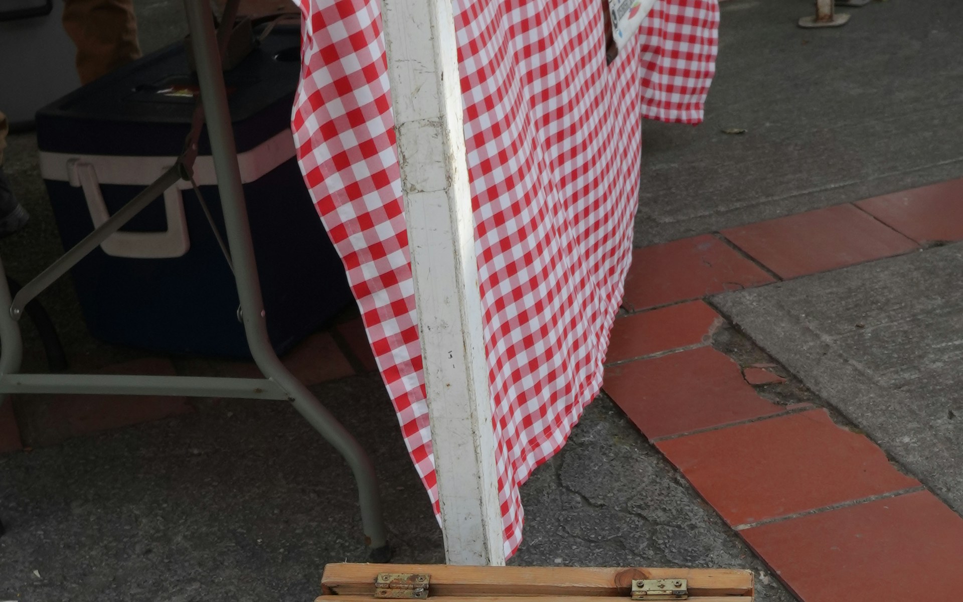 Stylised illustration: hands hold a smartphone in front of a chalkboard menu in a cafe corner